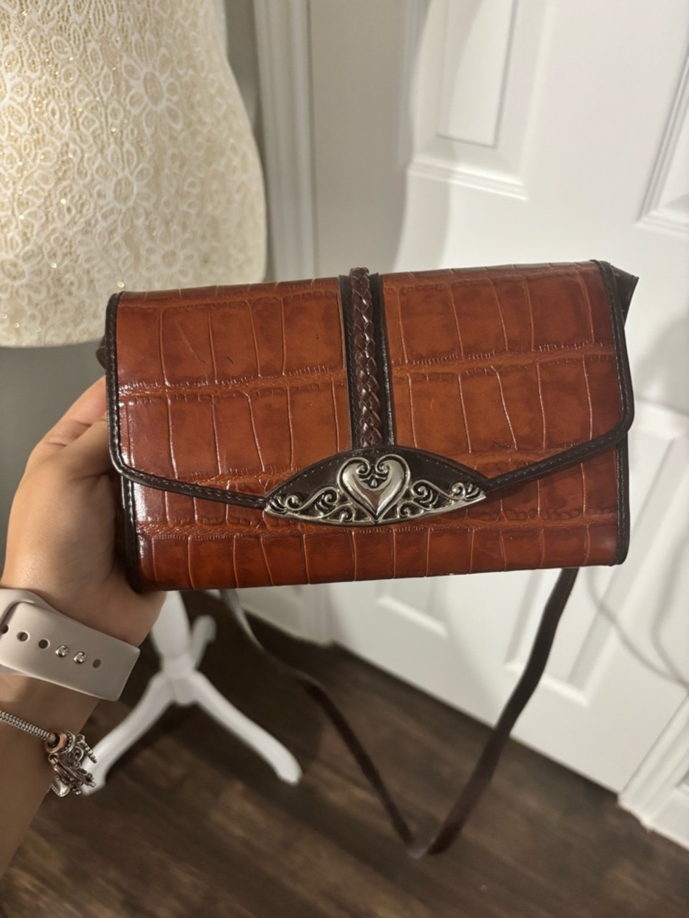 Women's Brown Croc-Embossed Crossbody Bag with Decorative Metal Accent